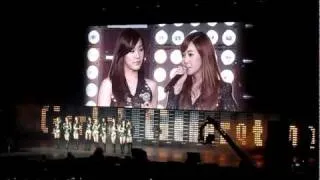 SNSD (Girls' Generation)- Run Devil Run + Intro LIVE at Madison Square Garden (SMTown New York)