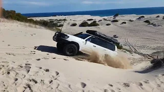 Landcruiser 100 V8 UZJ100 full noise up a sand dune