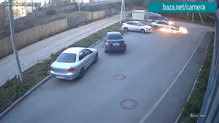 Автомобиль загорелся на ходу во дворе жилого дома в Вологде