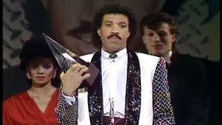 Lionel Richie Wins Favorite Black Male Vocalist - AMA 1985