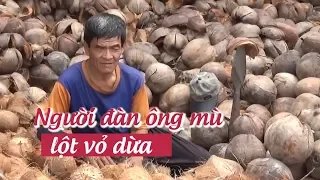 Người đàn ông mù hơn 30 năm lột vỏ dừa trên mũi nầm