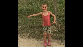 Ребенок танцует очень энергично. Лезгин