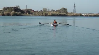 Команды сушить вёсла не было: гребцы-академисты тренируются на воде