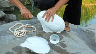 The girl caught a white mutant clam and was startled to open it, which contained snakes and pearls