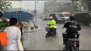 大学毕业的骆驼祥子为什么暴雨下奔波不结婚生孩子？Report on the lives of people at the bottom of Wuhan city as storm hits them