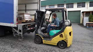 How to Unload a Pallet off a Delivery Truck