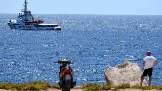 Вплавь до Лампедузы: у мигрантов с Open Arms кончается терпение…