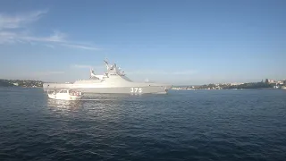 Новейший патрульный корабль России Дмитрий Рогачёв заходит в Севастополь Крым