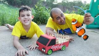 LUCAS BRINCA COM MINI CAMINHÃO e com a SUPER MASSINHA DE PESCARIA