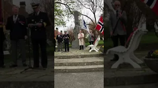 17. mai 2021 Bekransing av Minnesmerket over de falne 1940–1945 ved Larvik kirke