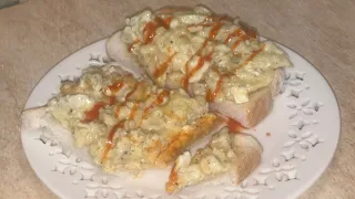 Cheesy scrambled egg on toast