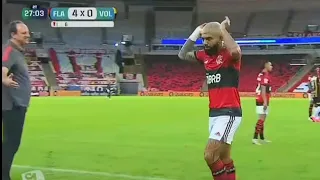 Gabigol finge sair bravo com substituição e brinca com Rogério Ceni