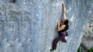 Maria climbs the Kurt Albert classic Sautanz 9-/7b+ in Frankenjura