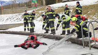 Person in Eis eingerochen