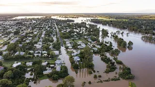 Australier übernachten wegen schwerer Überschwemmungen auf Häuserdächern