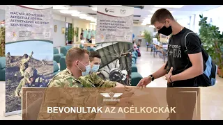 Bevonultak az Acélkockák