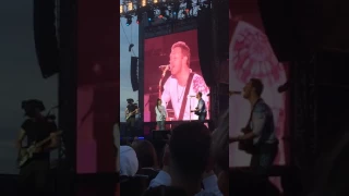 Chris Martin (Coldplay) and Ariana Grande // Don't Look Back in Anger (04/06/17)