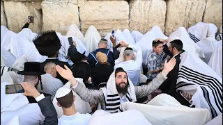 Thousands of Jewish worshipers attend Passover’s priestly blessing