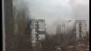 Русские танки обстреливают жилые дома в Мариуполе 2022