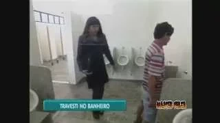 Розыгрыш в мужском туалете Бразилия