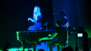 Avril Lavigne - Alice (Live) HD