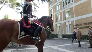 Inaugurazione carabinieri, il ministro Pinotti ha occhi solo per il cane dell’Arma