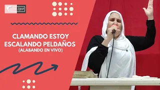 Clamando Estoy - Escalando Peldaños | María Fajardo | Alabanzas en Vivo