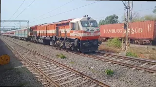 12284 Hazrat Nizamuddin - Ernakulam Duronto Express At Blasting Speed #konkanrailway #durontoexpress