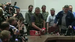 Ukraine rebels hand over MH17 black boxes