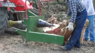 Holzspalten mit Steyr 190 und Posch Kegelspalter