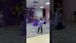Танец с малышами на выпускном 2023 в детском саду