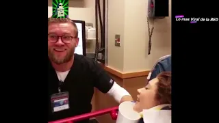 chica anestesiada coquetea con el enfermero