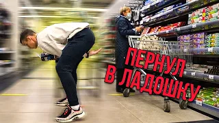 Пернул в ладошку пранк | РЕАКЦИИ НА ПЕРДЕЖ 😂