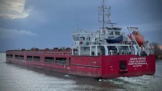 Современное река-море грузовое судно
