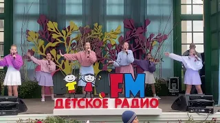 Олеся Неретина и шоу-группа "Нужные люди" на концерте "Детского радио" - "Бумеранг добра"