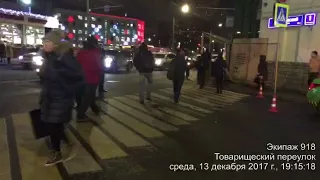 Сотрудники патруля регулировали перекресток.