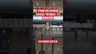 TOM DELONGE SINGS BORED TO DEATH AT SOUNDCHECK!!!!