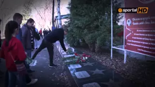 Фенове на ЦСКА поднесоха цветя в памет на Трифон Иванов