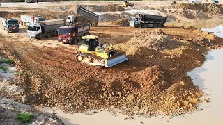 Large Capacity Landfill Experience Operator Super Strong Energy Bulldozer Pushing Rock Soil