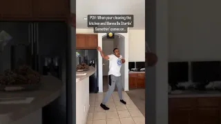 معجب مجنون🤪يرقص على اغاني مايكل💃😅