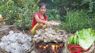 Octopus grilled with peppers sauce | Seafood cooking on rock | Survival cooking in jungle