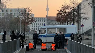 Protestierende der „Letzten Generation“ blockieren Zugang zum Bundestag
