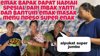 EMAK BAPAK DAPAT HADIAH SPESIAL DARI MBAK YANTI DAN BANTUIN EMAK MASAK MENU NDESO SERBA GRATIS