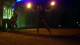 Performance de swing con antorchas de fuego. Klota (Claudia Täuber)