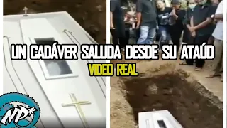 INCREÍBLE UN CADÁVER SALUDA DESDE SU ATAÚD