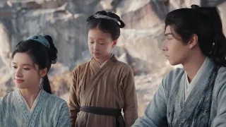 Hua Zhi teaches her daughter to practice calligraphy, while Gu Yanxi snickers from the sidelines