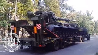 Колона САУ 2С7 «Піон» і БМ-21 «Град» ЗСУ рухається в бік Хрещатика. Київ
