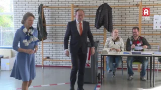 Kees van der Staaij (SGP) stemt in Benthuizen