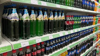 Тбилиси. Лимонады местного производства и другие прохладительные напитки на прилавках магазинов.