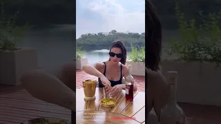 Andressa Suita tomando vermelhão e curtindo a música nova do maridão